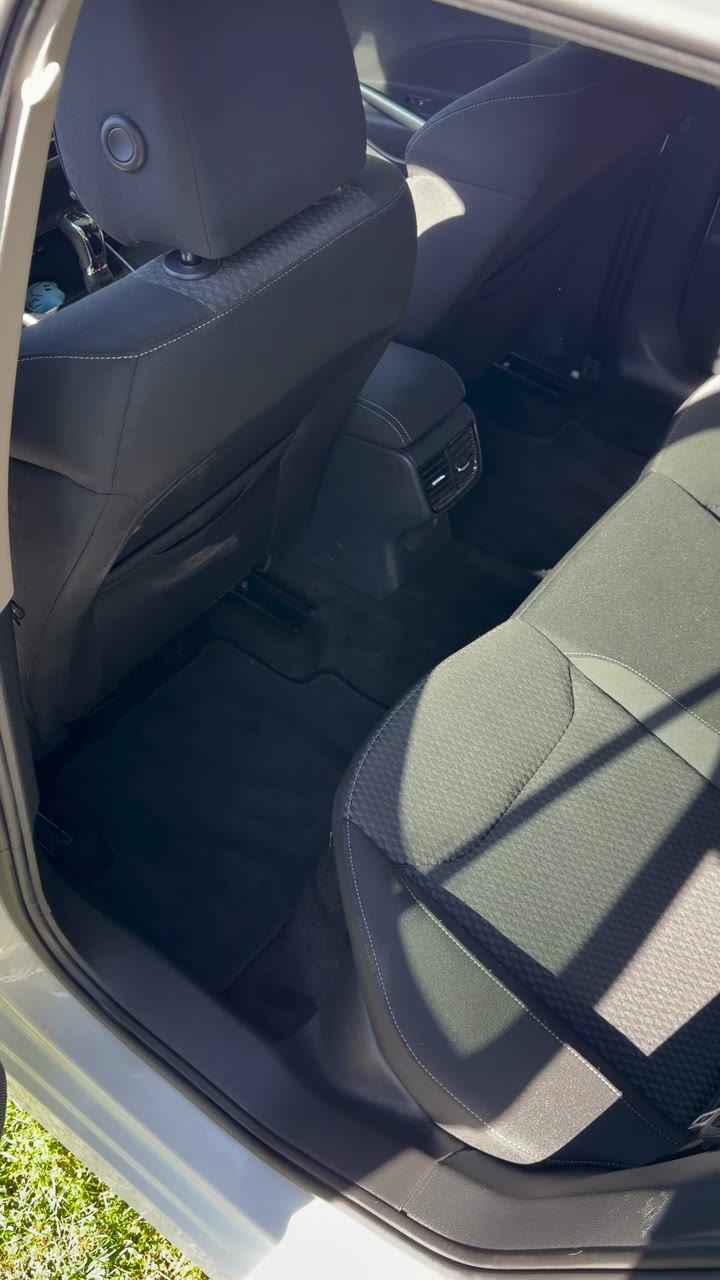 Banquette arrière et tapis de la Skoda Fabia propres après le nettoyage intérieur