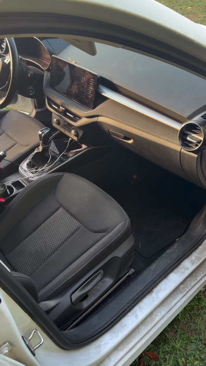 Tableau de bord, écran central et tapis côté passager de la Skoda Fabia avant nettoyage